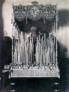 Foto del paso de palio de María Santísima de la Amargura en el año 1919, año de la composición de la marcha "Amarguras"