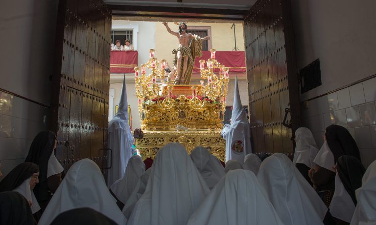 Cuerpo incorrupto de Santa Ángela de la Cruz en la capilla del convento